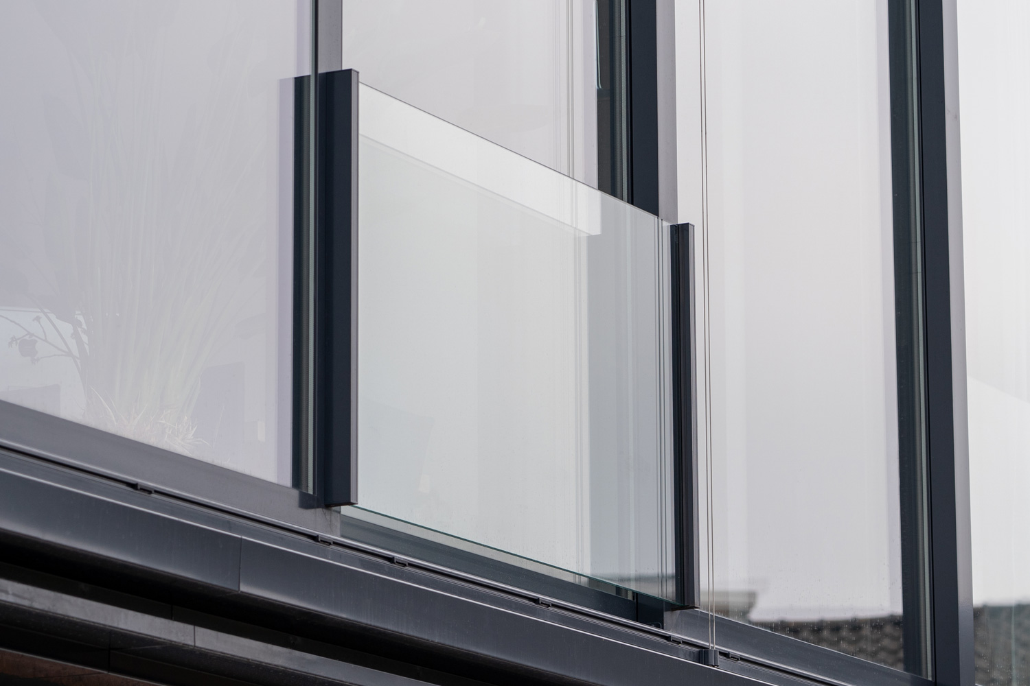 Glass balustrade attached to ConceptSystem 77 window, featured in Rotterdam project.