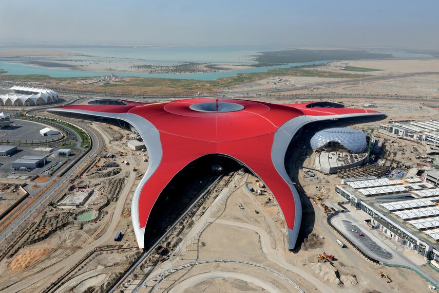 ConceptWall 86 Fassaden - Race track Ferrari World Abu Dhabi ansässig in Abu Dhabi, Vereinigte Arabische Emirate