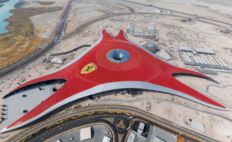 ConceptWall 86 Fassaden - Race track Ferrari World Abu Dhabi ansässig in Abu Dhabi, Vereinigte Arabische Emirate