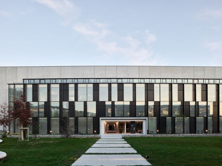 ConceptWall 86 Fassaden, ThermoSystem 68 Fenster, ConceptWall 50 Fassaden und TS 68-HV Fenster - Office building Jardins du Lou ansässig in Lyon, Frankreich