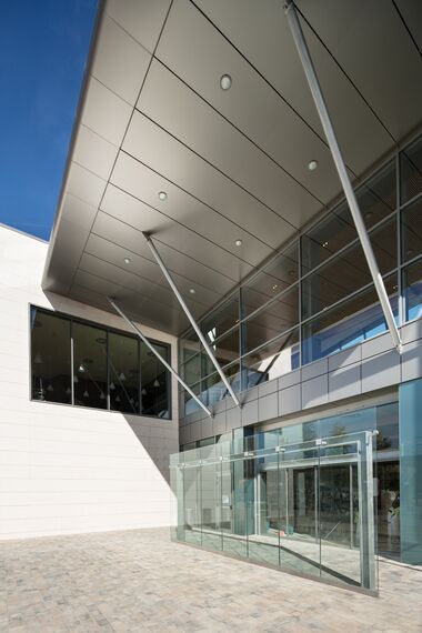 ConceptSystem 59Pa Fenster, CW 50-ALU ON STEEL Fassaden, ES 50 Fenster, CW 50 Standard Fassaden, CW 50 Fassaden und CS 59Pa Clampable Door Türen - Puerto Venecia ansässig in Zaragosa, Spanien