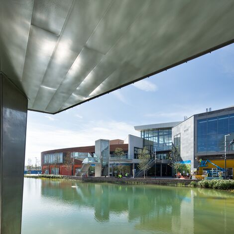 ConceptSystem 59Pa Fenster, CW 50-ALU ON STEEL Fassaden, ES 50 Fenster, CW 50 Standard Fassaden, CW 50 Fassaden und CS 59Pa Clampable Door Türen - Puerto Venecia ansässig in Zaragosa, Spanien