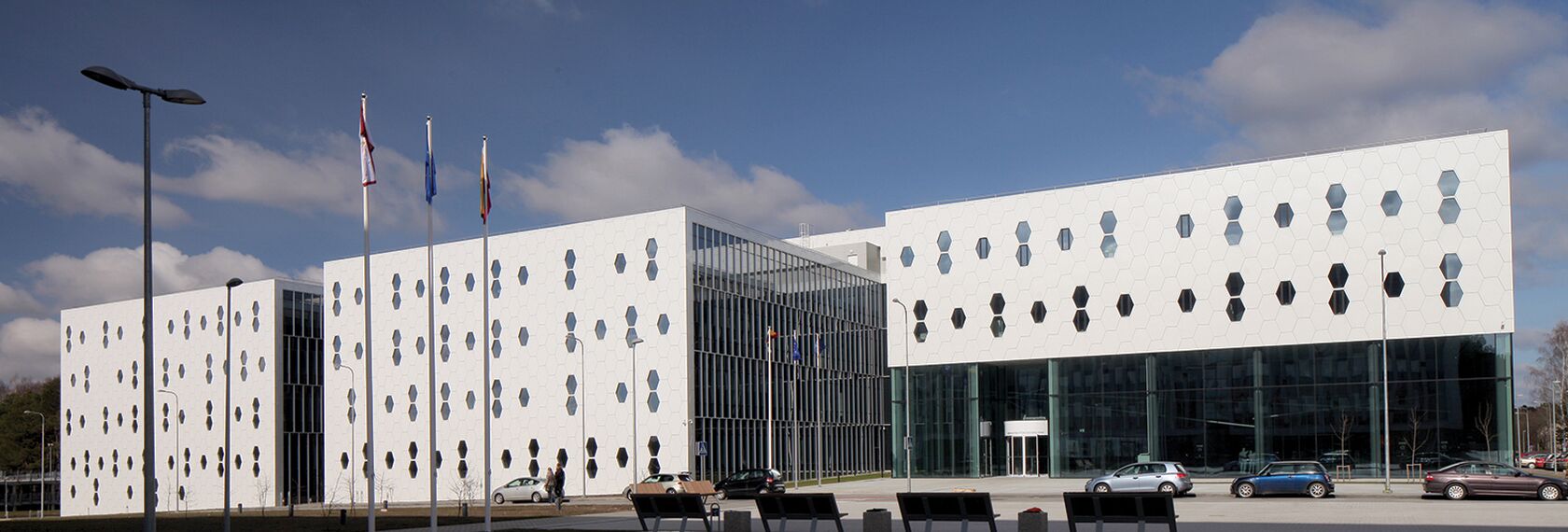 CI 45 Fenster, ConceptSystem 77 Türen, ConceptSystem 77 Fenster und CW 50-HI Fassaden - College/University National Centre of Physical and Technological Sciences ansässig in Vilnius, Litauen