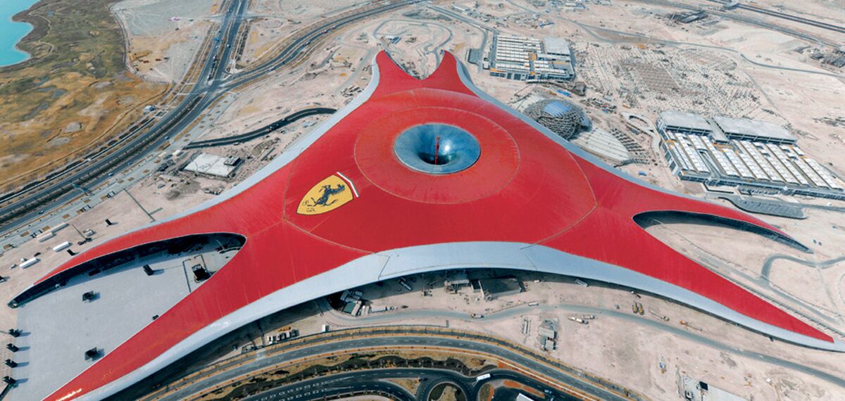 ConceptWall 86 Fassaden - Race track Ferrari World Abu Dhabi ansässig in Abu Dhabi, Vereinigte Arabische Emirate
