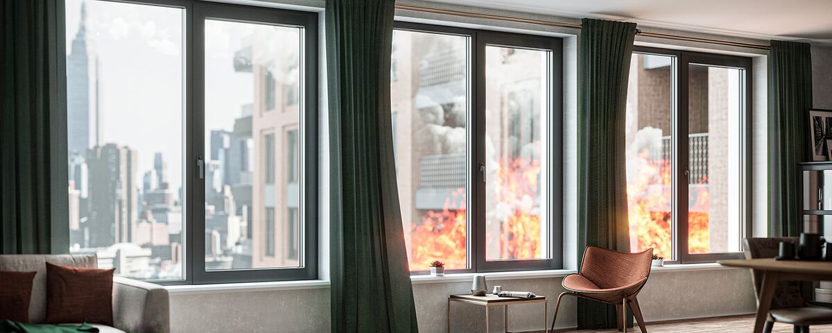 Fenster mit Feuer draußen