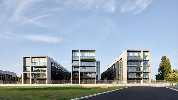 ConceptWall 86 Fassaden, ThermoSystem 68 Fenster, ConceptWall 50 Fassaden und TS 68-HV Fenster - Office building Jardins du Lou ansässig in Lyon, Frankreich