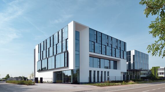 HiFinity Schieben und Falten, BriseSoleil 100 Sonnenschutz, MasterLine 8 Fenster, CW 60-SC Fassaden, CW 86 Standard Fassaden und CW 86-EF Fassaden - Reynaers Campus: Experience Centre ansässig in Duffel, Belgienë